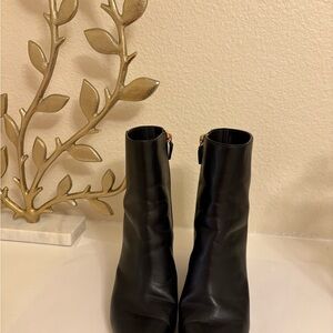 Elegant Stuart Weitzman Black Ankle Boots